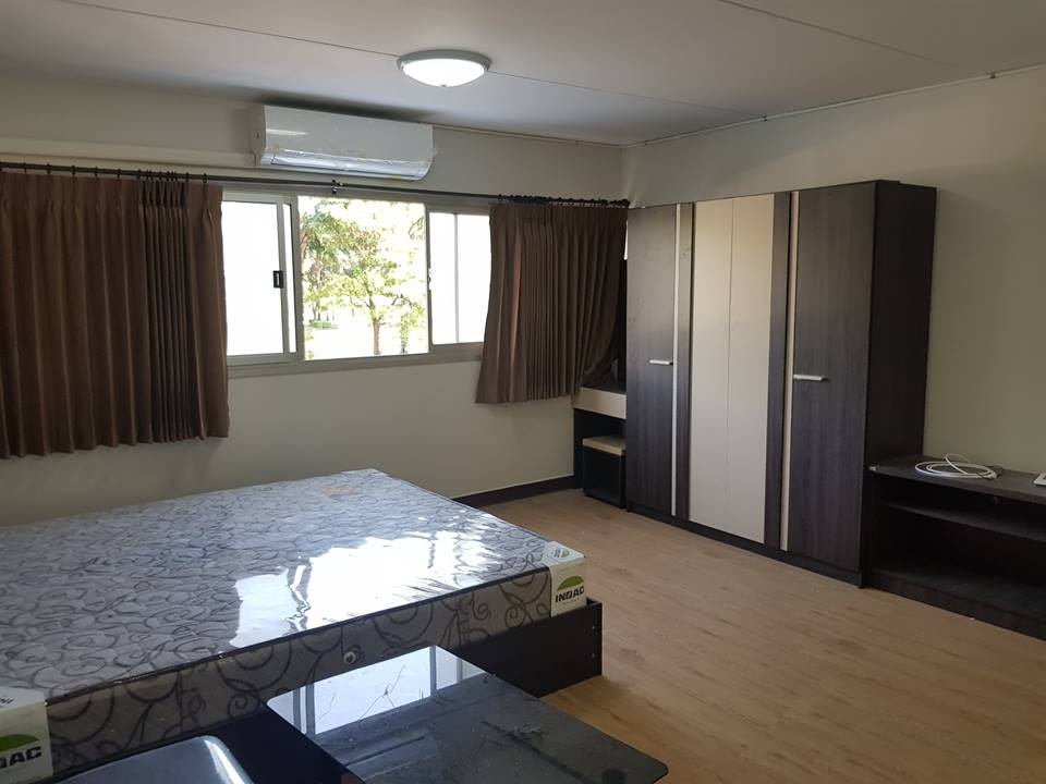 ให้เช่าด่วน คอนโดเมืองทอง ตึก T 8 ชั้น 2 ด้านนอก ทิศตะวันออก ทุกอย่างใหม่หมด พื้นใหม่ สีใหม่ เฟอร์นิเจอร์ใหม่ เเอร์ใหม่ เครื่องใช้ไฟฟ้าใหม่ ห้องน้ำใหม่ ให้เช่าเพียงห้องละ 3700 ต่อเดือน ติดต่อด่วน คุณอนพัทย์ 0863965122