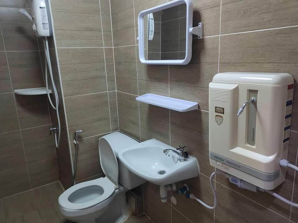 ขายด่วน คอนโดเมืองทองตึก T 5 ชั้น 4 ห้องด้านนอก ขนาด 38.39 ตร.ม. เฟอร์นิเจอร์บิ้วท์อินท์ทั้งห้อง แบ่งเป็น 2 ห้องนอน มีเตียง 2 ชุด ตู้เสื้อผ้า 2 ชุด แอร์ 2 ตัว ทุกอย่างครบ ราคา ถูกมากเพียง 850,000 เท่านั้น ห้องสวยมาก ติดต่อด่วน 0863965122