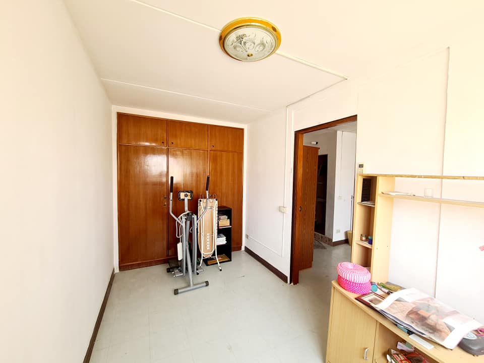 สุดยอดของราคาถูก ตึกที่ทำเลดีที่สุด หน้าตลาด หน้าคอสโม่ T8  ห้องขนาด 38.39 ตร.ม ด้านใน ชั้น 14 ทิศเหนือ ทาสีให้ใหม่  ห้องขนาด 38.39 แต่ราคาถูกกว่าห้อง 28.40 ตร.ม ราคา 530,000 เท่านั้น 086-3965122