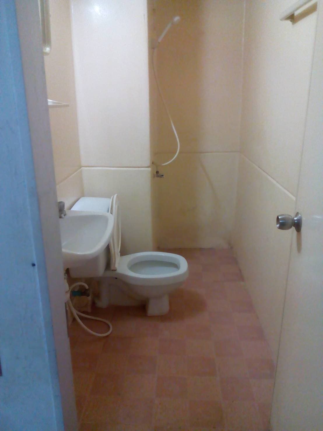 ขายด่วน คอนโดเมืองทองตึก T 6 ชั้น 14 ด้านใน(ห้องบนสุด) ปูพื้น มีเเอร์  ขายถูกมากเพียง 360,000 บาทเท่านั้น 