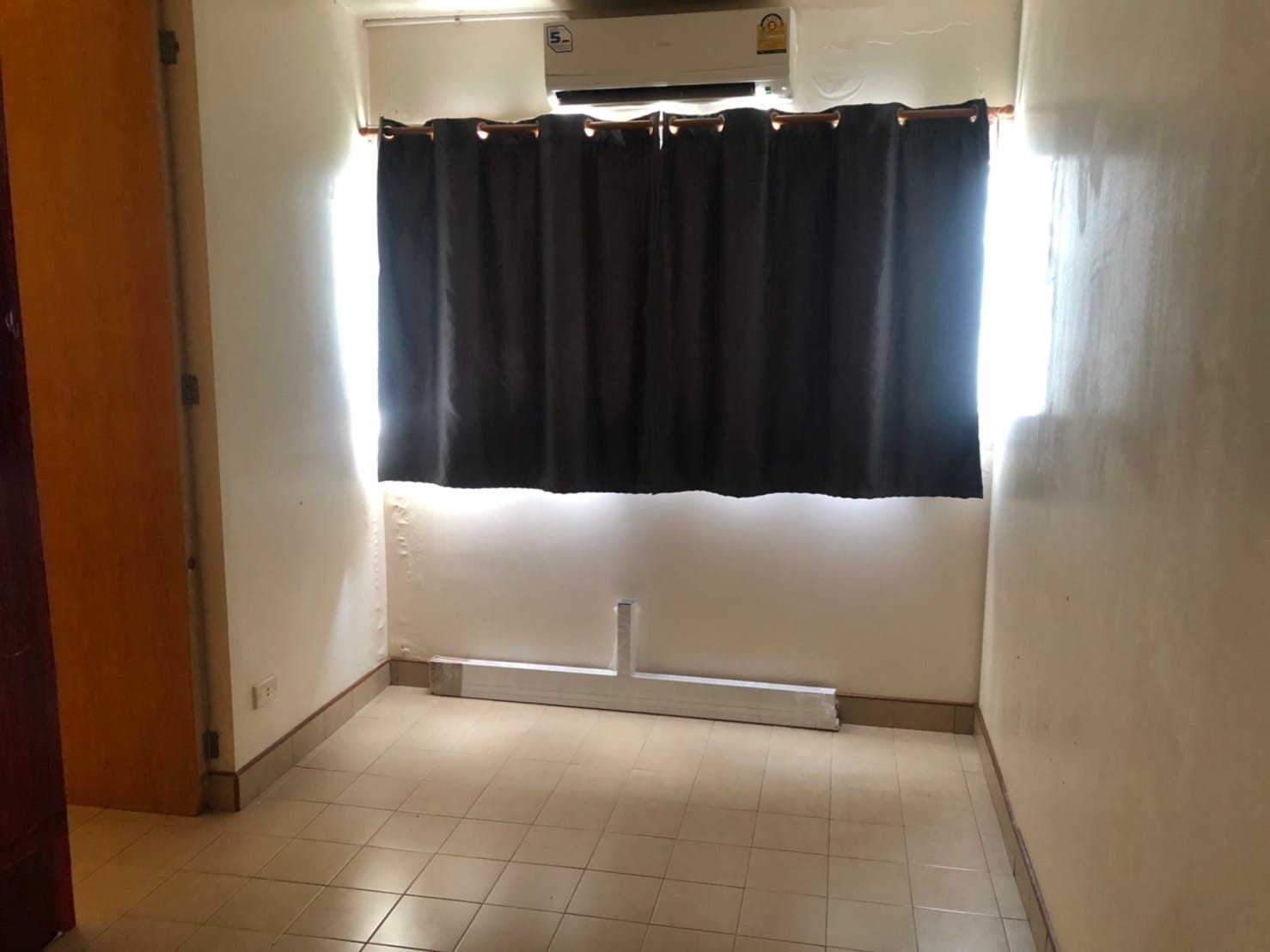 ขายด่วนคอนโด เมืองทองตึก T 5 ชั้น 3 ด้านนอก ขนาด 38.39 เเต่งเเล้วบางส่วน ปูกระเบื้อง ห้องน้ำปูเต็ม ขายเพียง 650,000 บาทครับ ติดต่อด่วน 086-3965122