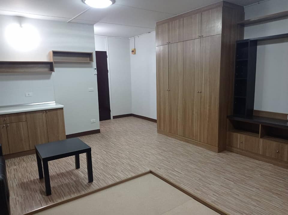 ขายด่วน T 8 ชั้น 2 ขนาด 28.40 ครับ หันไปทางตลาด ทำเลดีสุดๆๆ หน้าตลาด เเต่งใหม่หมดทั้งห้อง บิวท์อินท์ ใหม่ทุกอย่าง ห้องมือใหม่ สวย ด้านนอก ตามรูป (มีฟูกตามมา) ขายถูกมากเพียง 550,000 บาทเท่านั้น ติดต่อด่วน 086-3965122