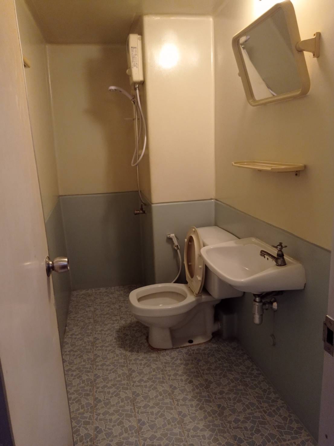 ตึก T2 ชั้น 13 ขนาด 28.40 เเต่งเเล้วตามรูป ขายเพียง 450,000 บาทเท่านั้น ติดต่อด่วน 086-3965122