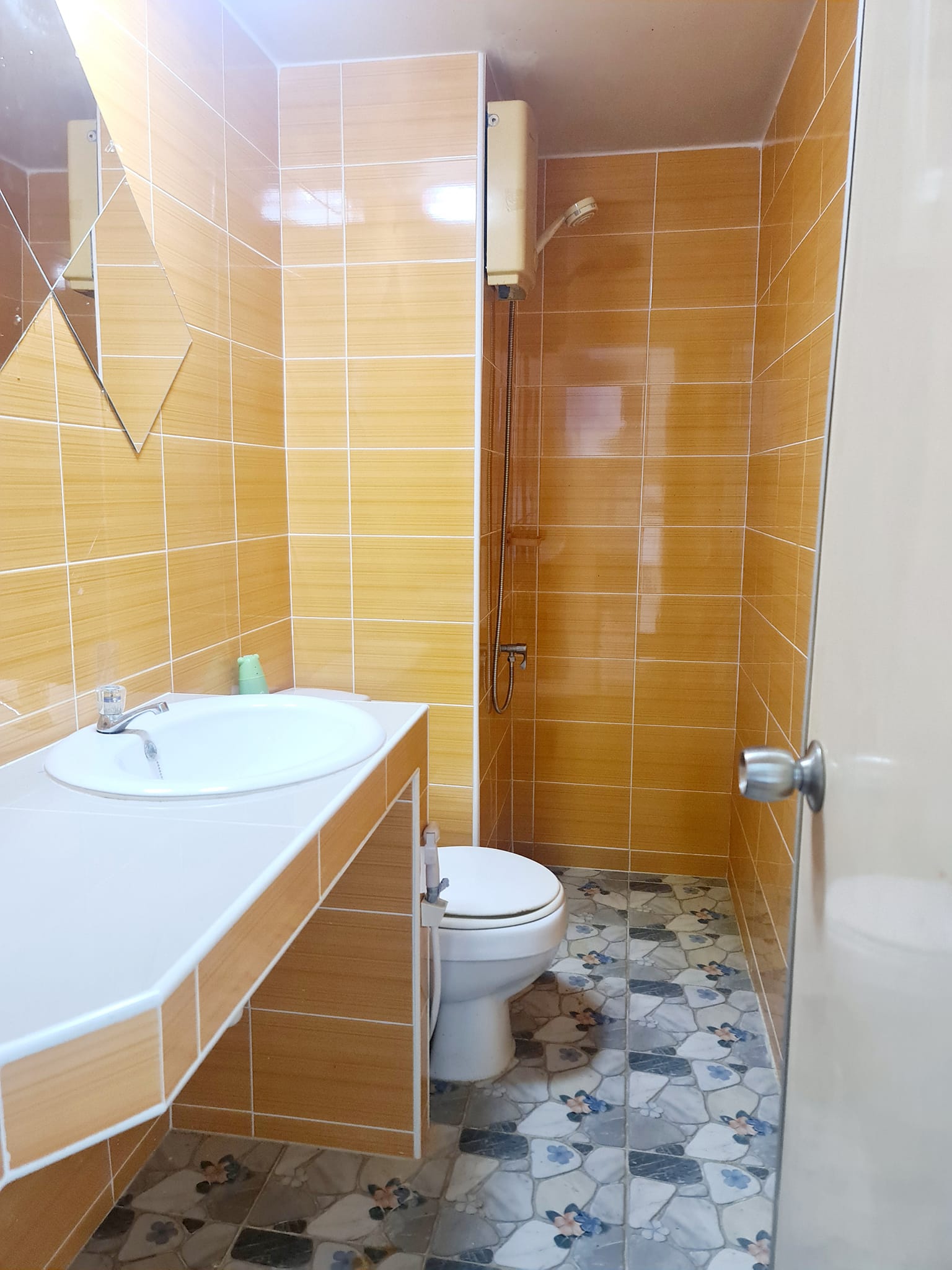 ลดราคาเหลือ 530,000 ครับ   เป็นห้องเเรกติดลิฟท์ ทำเลดีมาก ชั้น 15 ไม่บนสุด ขายห้อง P1 ชั้น 15 ด้านนอก ขนาด 28.40 เเต่งเเล้วตามรูป ขายถูกมากเพียง 550,000 บาทเท่านั้น ติดต่อด่วน 0863965122