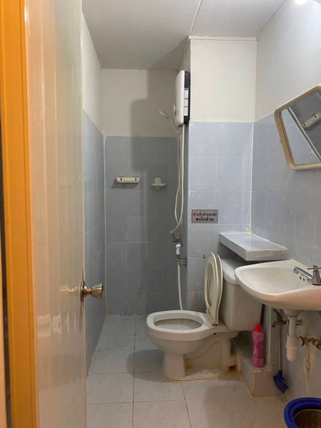 C 6 ชั้น 2 ด้านนอก วิวสวย ฝั่งที่ไม่ดัง เงียบสงบ วิวโล่งไม่ชนตึก เเต่งเเล้ว พื้นไม้ลามิเนต ห้องสวย ขายถูกมากเพียง 480,000 เท่านั่น สนใจติดต่อ 086-3965122