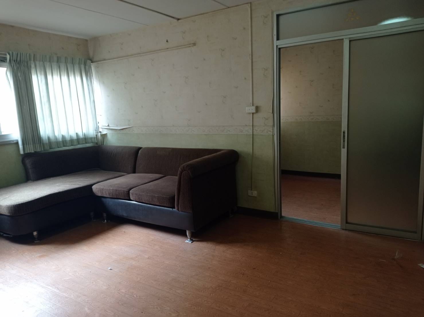 ห้องขนาด 38.39 ตร.ม ลดราคาเหลือ 560,000 บาทเท่านั้น สุดๆ ขายด่วนคอนโดเมืองทอง ตึก T3 ชั้น 8 ด้านใน ขนาด 38.39 ตร.ม ห้องเปล่า ขายถูก 590,000 บาท เท่านั้น ติดต่อ 086-3965122