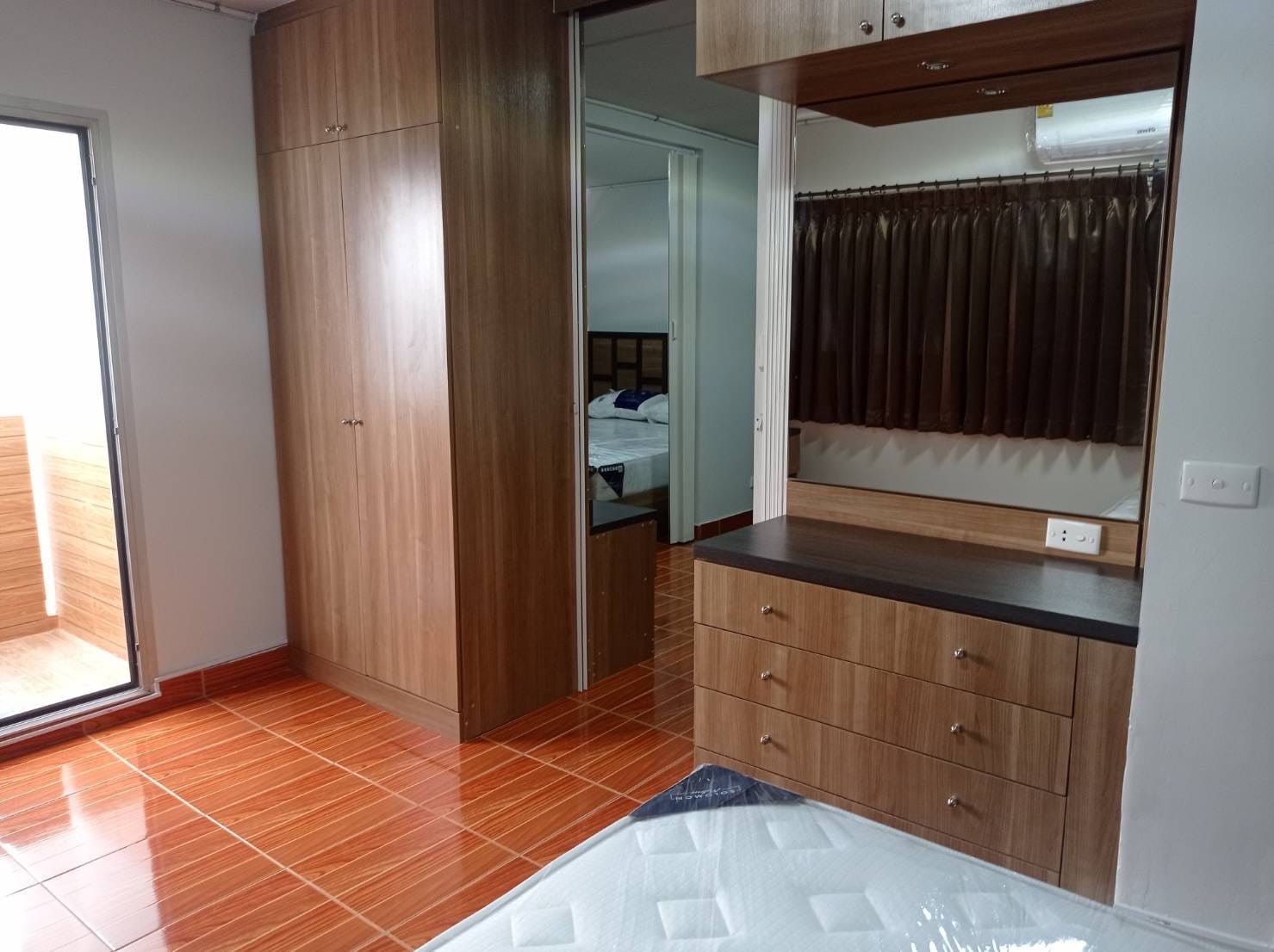 ห้องมุมสวยมากทำเลดี คอนโดเมืองทองตึก C2 ชั้น 14 ห้องมุมมีระเบียง ห้อลใหญ่สุด ขนาด 40.01 หน้าตาาง 2 ด้าน หันไปทาง ธ.กสิกร วิวโล่งไม่ชนตึก  เเต่งใหม่หมดทุกอย่าง 2 ห้องนอน 1 ห้องรับเเขก มีเตียง ตู้เสื้อผ้าบิวท์อินใหม่อย่างละ 2 ชุด ห้องน้ำทำใหม่ เเอร์ใหม่