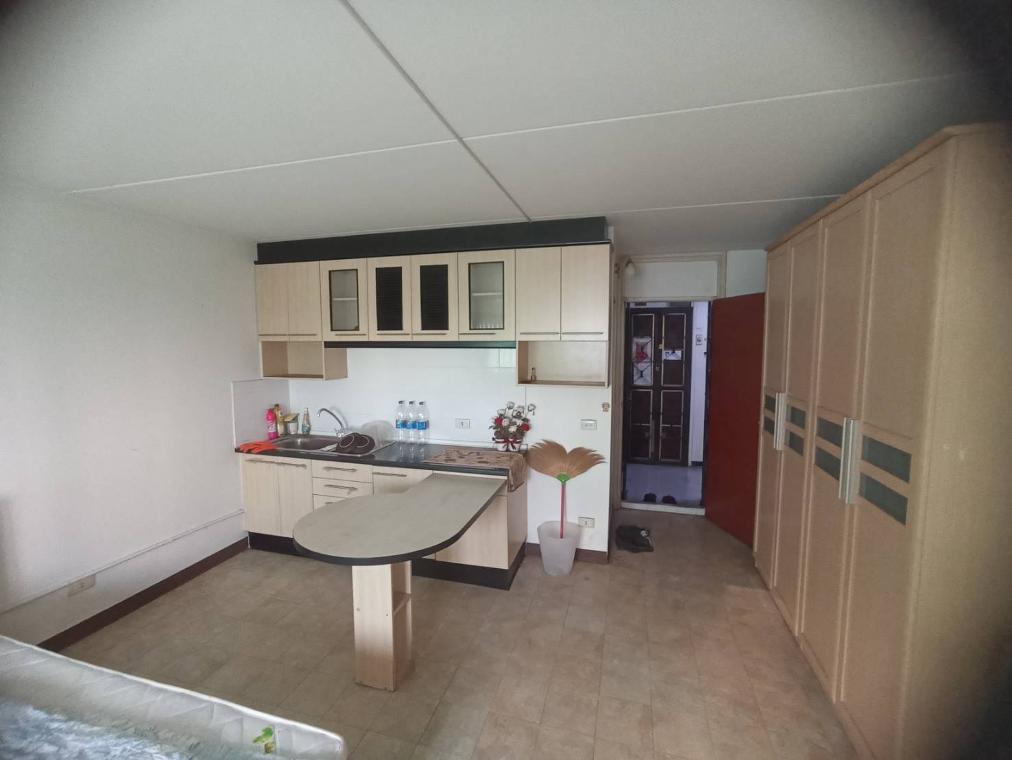 ขออนุญาตครับ ขายถูก ด่วนๆ คอนโดเมืองทอง T10 ชั้น 4/66 ด้านนอก ขนาด 28.40 510,000 บาทถ้วน (รวมติดตั้งเเอร์ ให้ใหม่) ในรูปยังไม่ติดเเอร์ นะครับ  ติดต่อด่วน 086-3965122