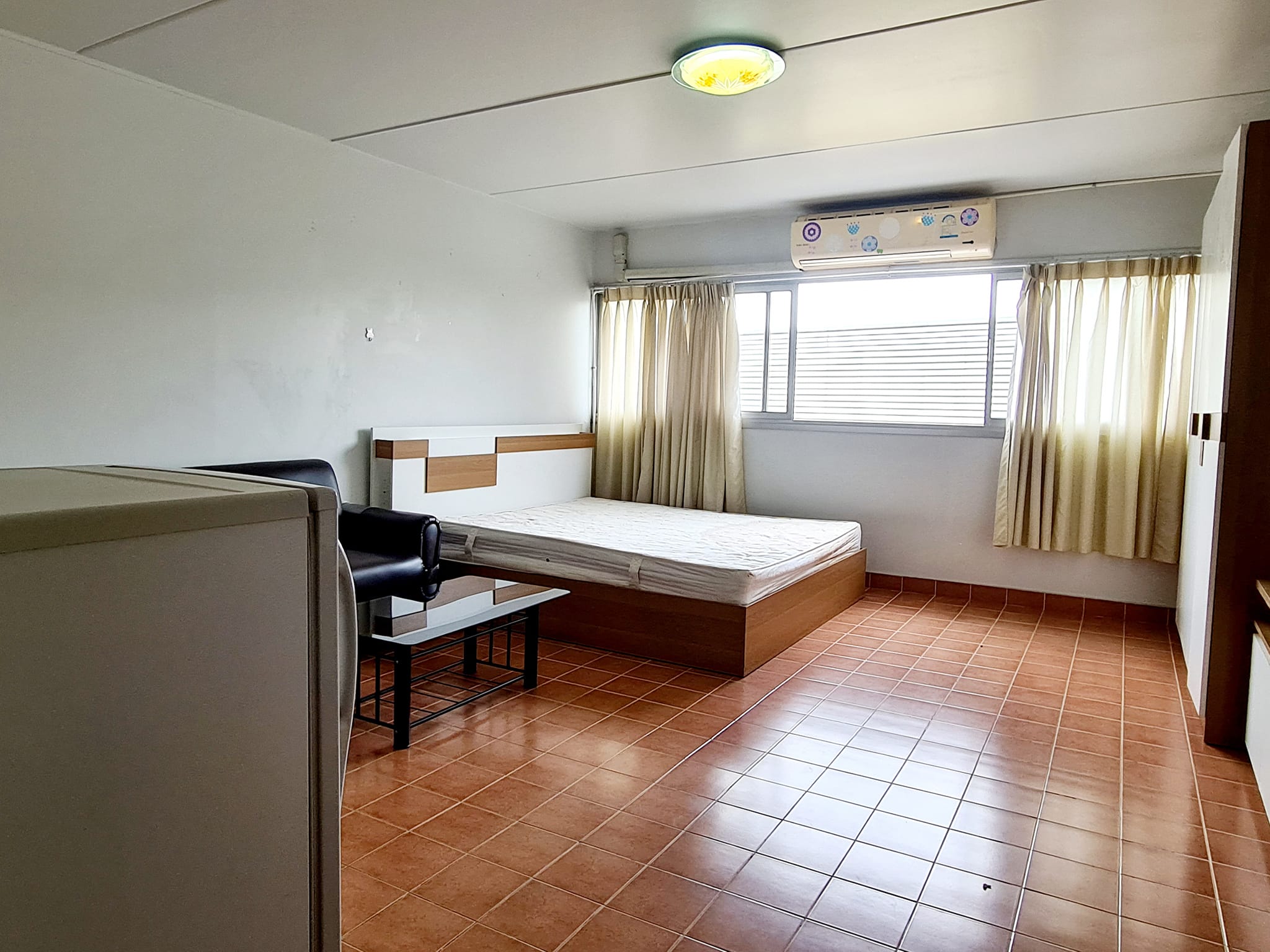 ขายด่วน คอนโดเมืองทองตึก T4 ชั้น 5 ด้านนอกหันไปทางด้านหลัง  ปูพื้นกระเบื้อง พร้อมเฟอร์นิเจอร์ เเละเเอร์ ขายถูกมาก เพียง 490,000 บาทเท่านั้น  ติดต่อด่วน 086-3965122