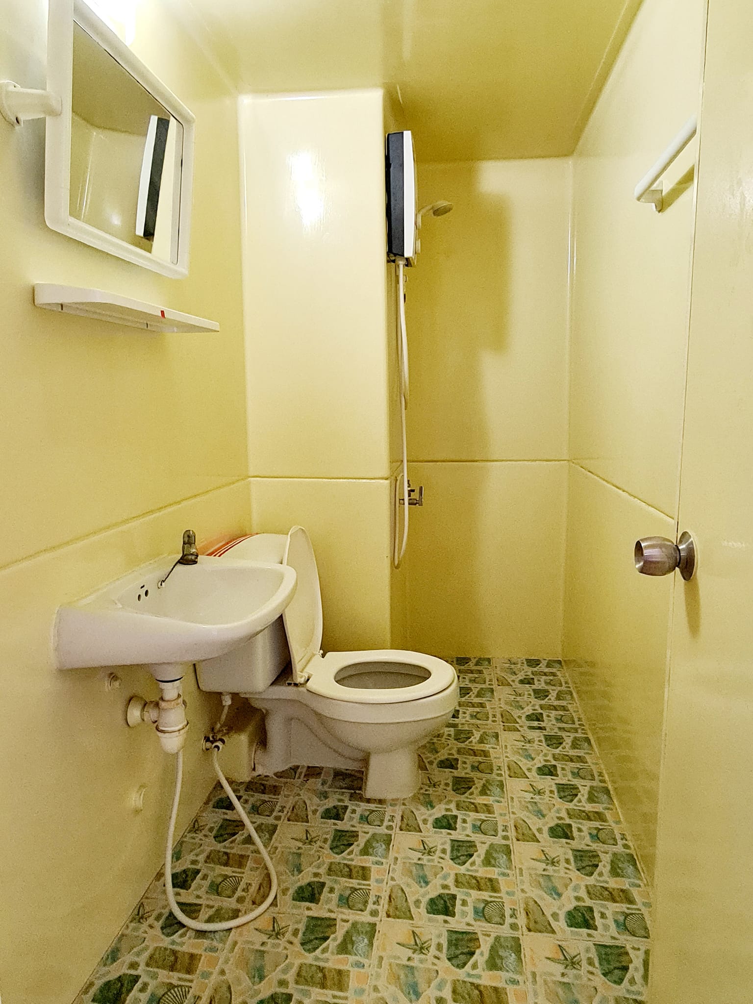 ขายด่วน คอนโดเมืองทองตึก T4 ชั้น 5 ด้านนอกหันไปทางด้านหลัง  ปูพื้นกระเบื้อง พร้อมเฟอร์นิเจอร์ เเละเเอร์ ขายถูกมาก เพียง 490,000 บาทเท่านั้น  ติดต่อด่วน 086-3965122