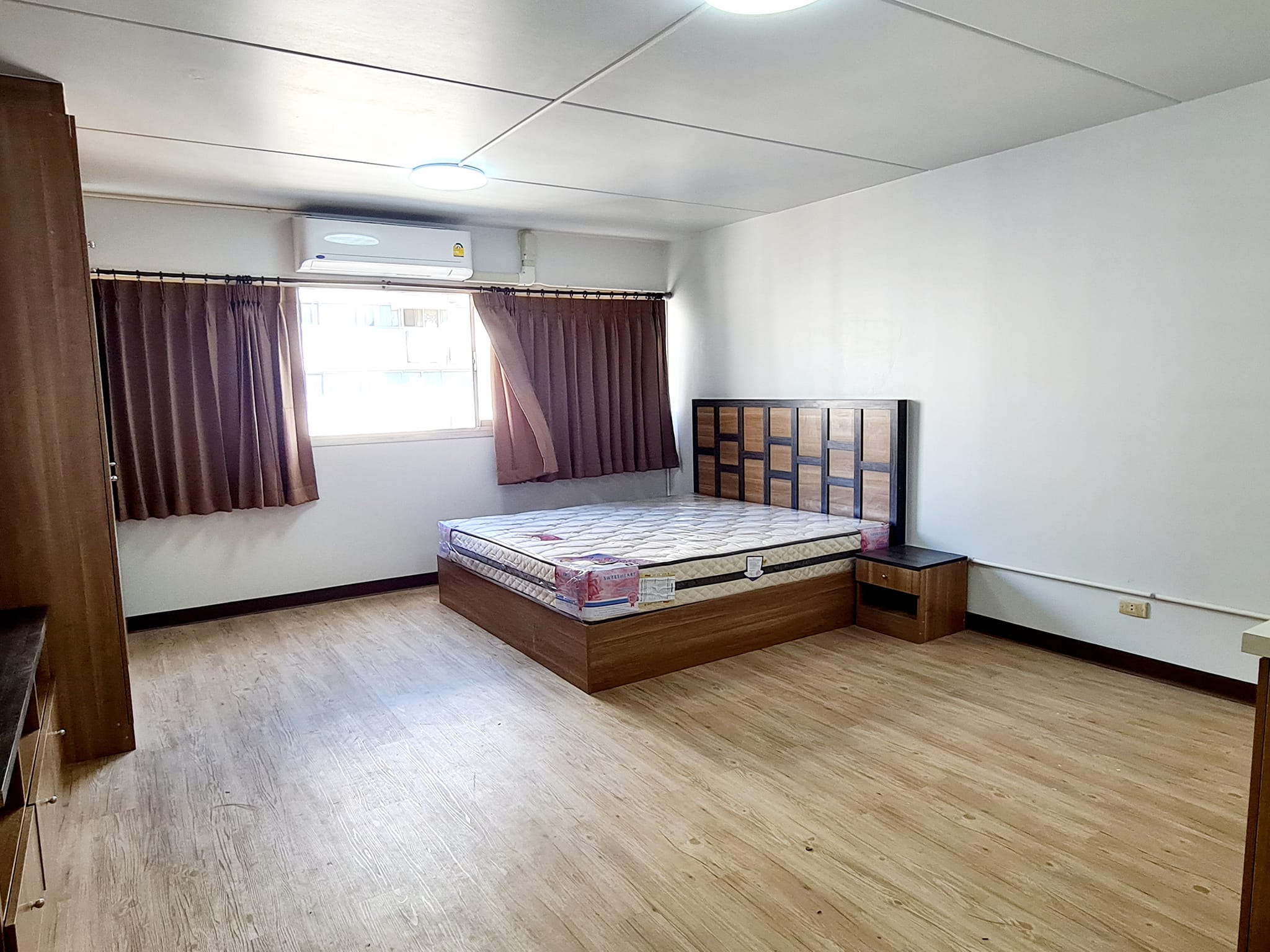 ขออนุญาตครับ. ขายด่วน คอนโดเมืองทองตึก  C1 ชั้น 11 ด้านนอก หันไปทางทิศตะวันออก  ตกเเต่งใหม่ทั้งหมด พื้นใหม่ สีใหม่ เฟอร์นิเจอร์บิวท์อินท์ ทั้งห้อง ห้องน้ำทำใหม่ เคาร์เตอร์ครัวใหม่ เเอร์ใหม่ ผ้าม่านใหม่  ราคาเพียง 570,000 บาท (ติดต่อด่วน