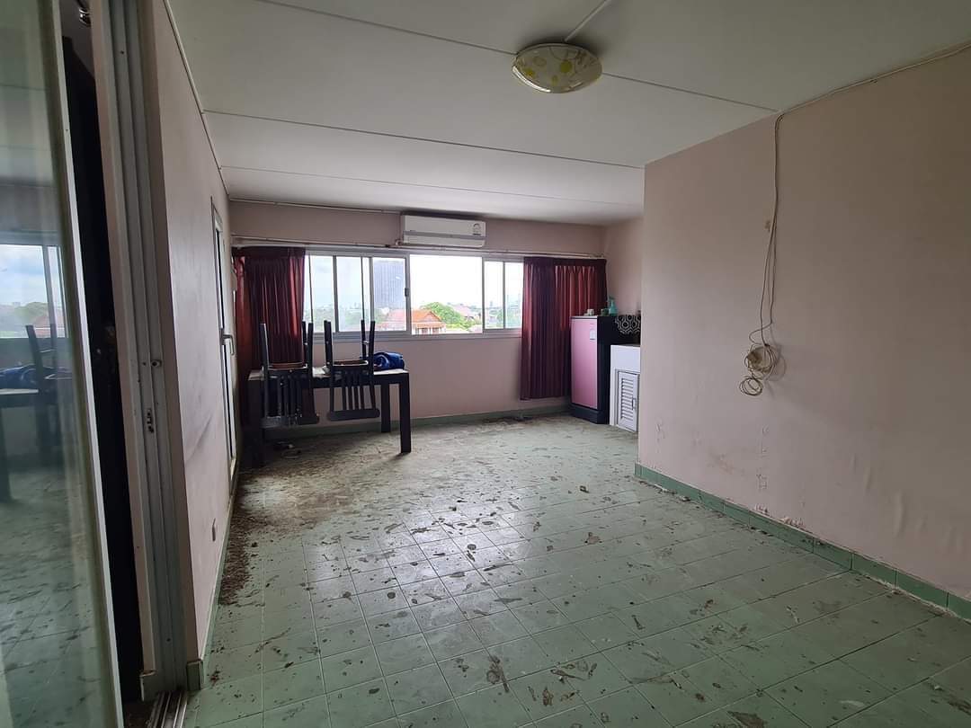 ขายด่วน คอนโด เมืองทอง  ตึก C1 ชั้น 5 วิวสวย  ห้องมุม   ห้องมุม เป็นห้องเปล่า มีแอร์  วิวโล่งสวย ปูกระเบื้องเเล้ว ขายเพียง 650,000 บาท  ติดต่อด่วน 086-3965122