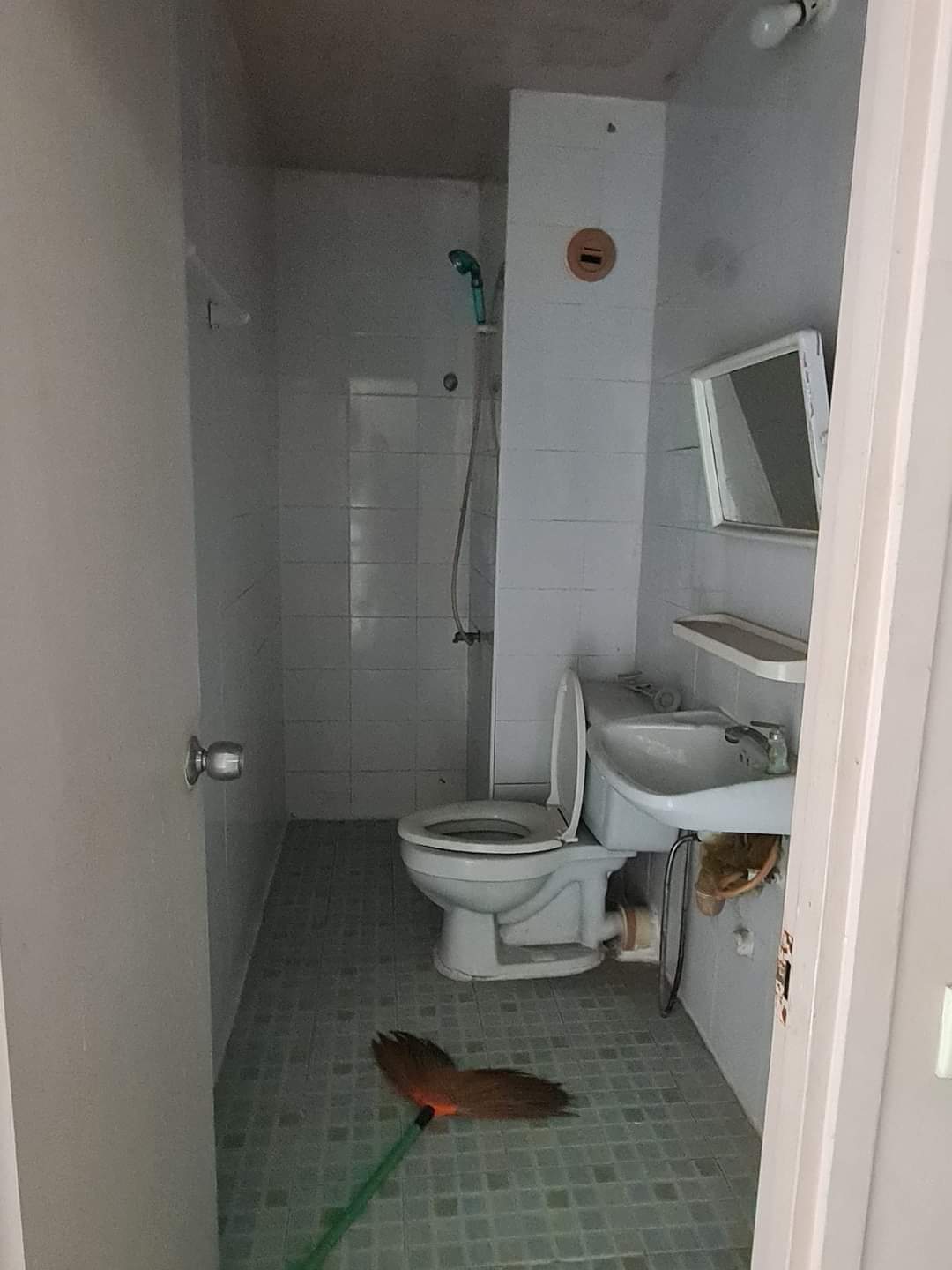 ขายด่วน คอนโด เมืองทอง  ตึก C1 ชั้น 5 วิวสวย  ห้องมุม   ห้องมุม เป็นห้องเปล่า มีแอร์  วิวโล่งสวย ปูกระเบื้องเเล้ว ขายเพียง 650,000 บาท  ติดต่อด่วน 086-3965122