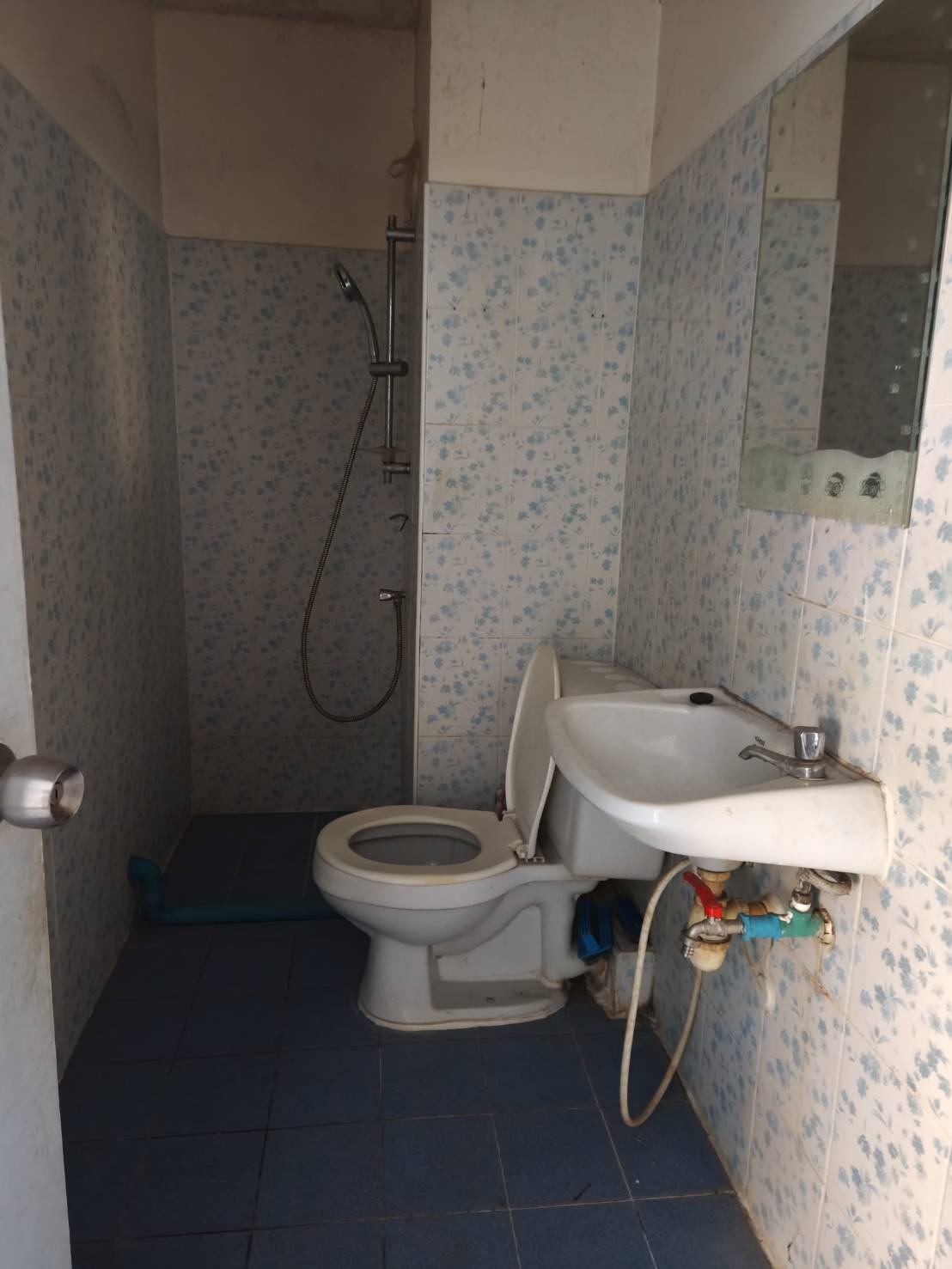 ขายด่วน คอนโดเมืองทอง ตึกP2 ห้อง ชั้น 12  ห้องขนาด 38.39 ห้องกลางด้านใน ห้องเเต่งเเล้วตามรูปสวยงาม ขายเพียง 520,000 บาทเท่านั้น นัดดูห้องจริงได้ที่ 0863965122