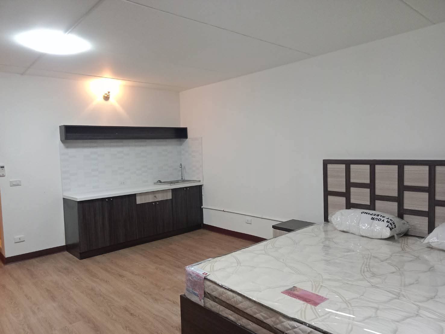 ลดราคาเหลือ 490,000 บาท ผ่อนธนาคารไม่ถึง 3,000 บาท ต่อเดือน พร้อมให้คำปรึกษาการยื่นกู้ธนาคาร  ขายด่วน คอนโดตึก T2 ชั้น 9 ขนาด 28.40 ตร.ม ด้านใน  แต่งใหม่หมดทุกอย่าง พื้นใหม่ สีใหม่ ห้องน้ำใหม่ เฟอร์นิเจอร์บิวอินท์ พร้อมอยู่ (ฟูกนอนใหม่)  ราคาถูกมาก 500,00